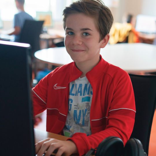 Mädchen arbeitet am Computer