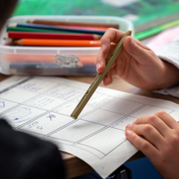 Kinder schreiben ein Storyboard für einen Film