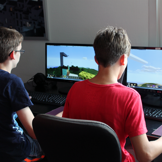 Zwei Kinder spielen Minecraft an ihren Computern