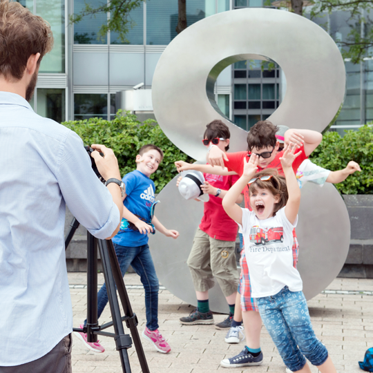 Viele Kinder werden gefilmt, wie sie tanzen