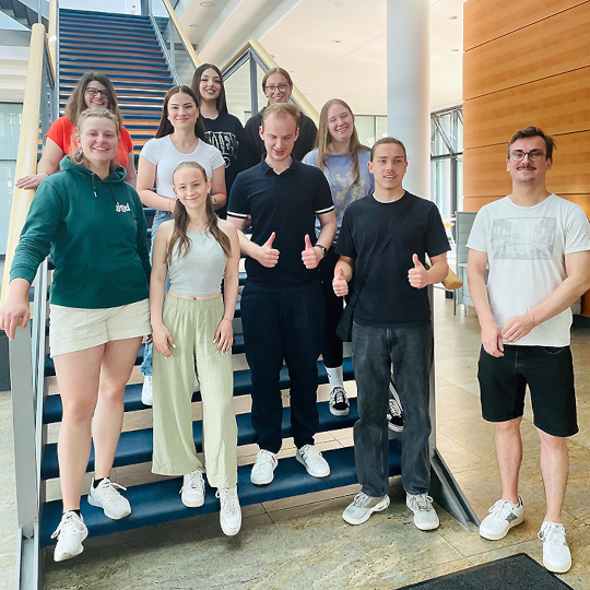 Eine Gruppe Freiwilligendienstler steht auf einer Treppe hintereinander