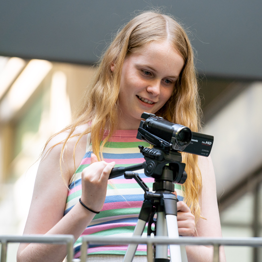 Mädchen filmt mit einer Kamera