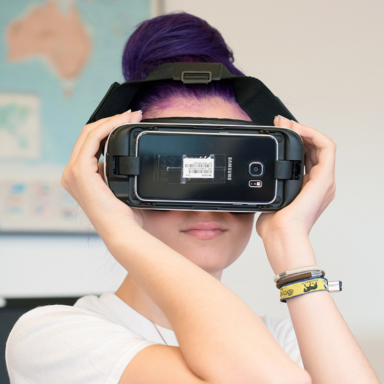 Mädchen mit VR Brille