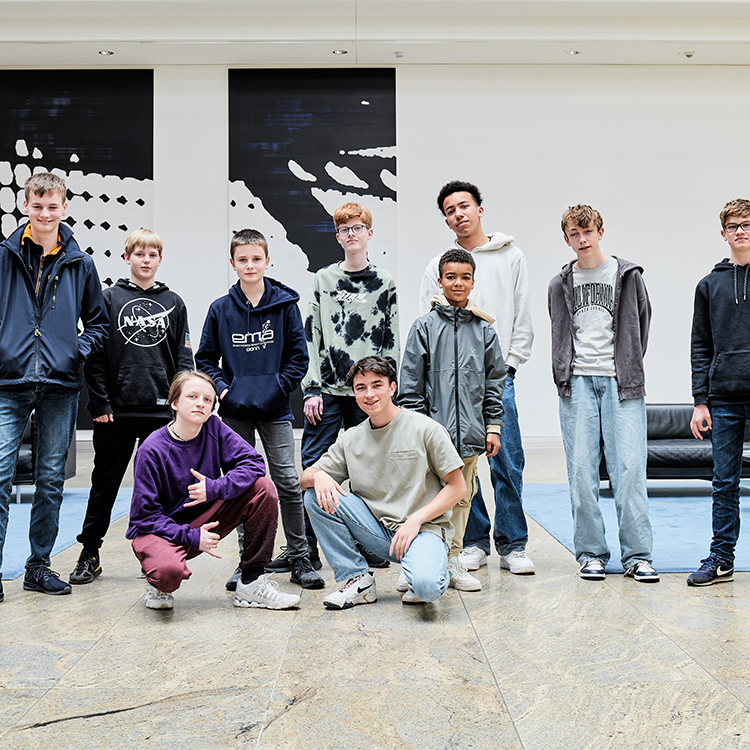 Eine Gruppe von Jungen schaut in die Kamera