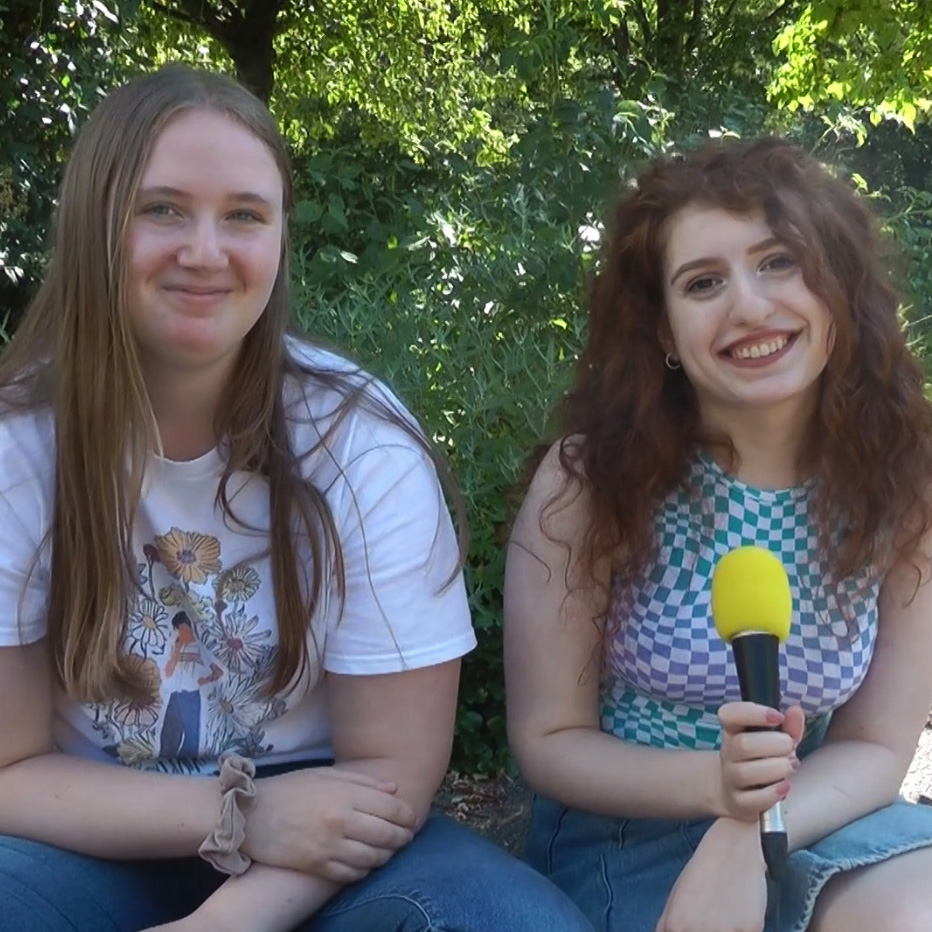 Mädchen mit Mikrofon