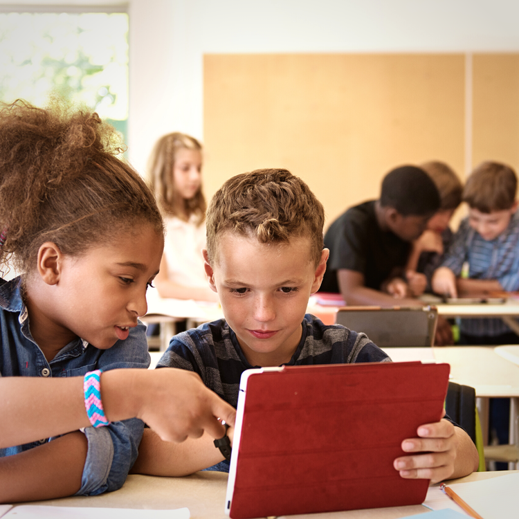 Kinder arbeiten im Schulunterricht mit dem Tablet