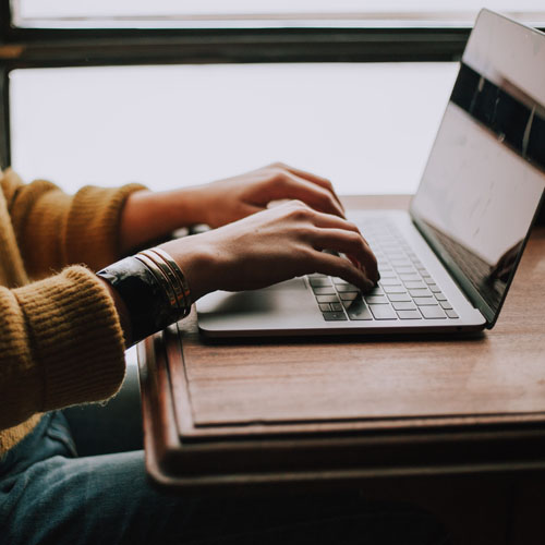 10 Finger tippen am Computer