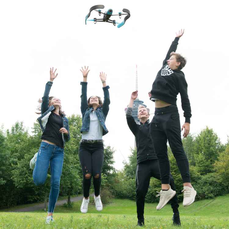 Jugendliche filmen mit Drohne