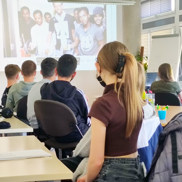 Kinder prüfen gemeinsam Falschnachrichten