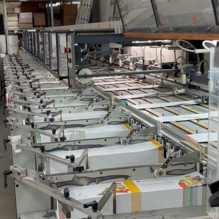 Jahresprogramm in Druckmaschinen