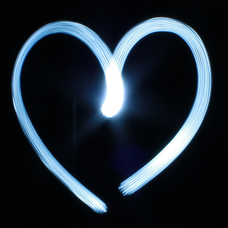 Ein Herz mit Licht gemalt im Dunkeln (Lightpainting).