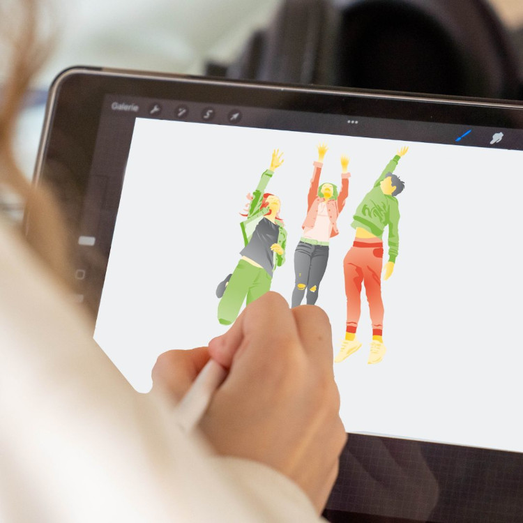 Kind zeichnet auf dem iPad