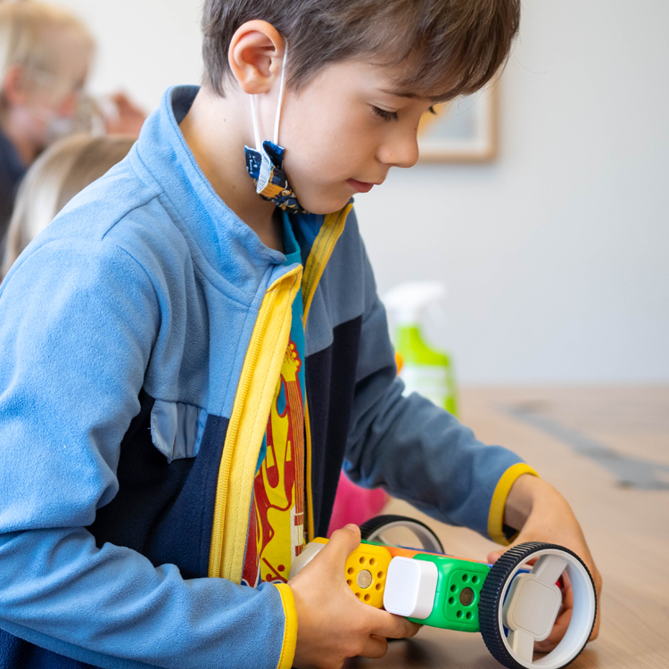 Ein Junge baut einen Roboter mit Robo Wunderkind.