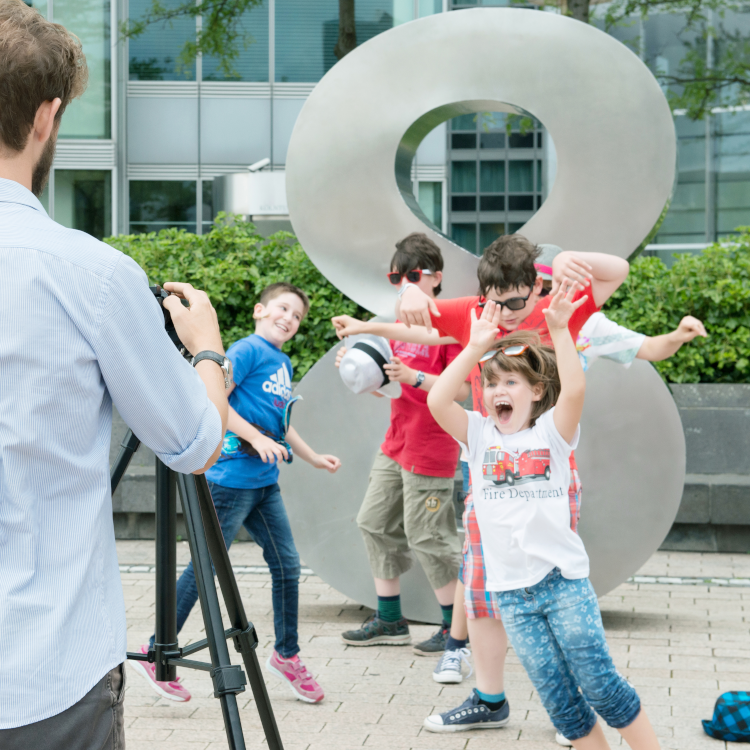 Kinder tanzen lachend während sie gefilmt werden