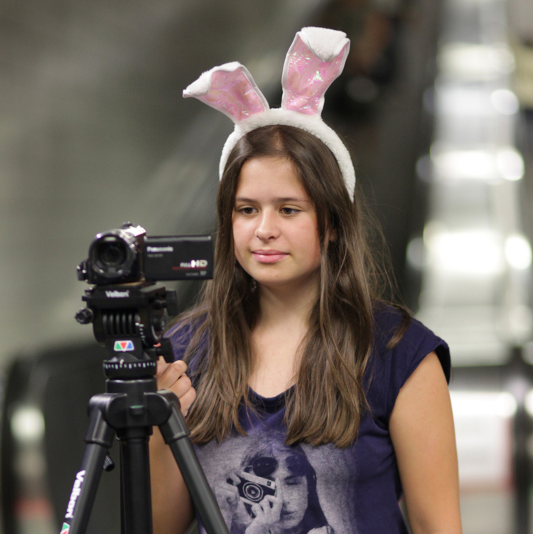 Mädchen dreht Video mit Hasenohrenhaarreif