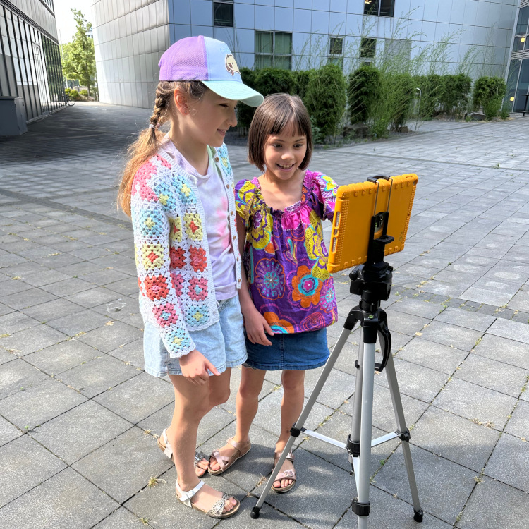 Zwei Mädchen filmen mit dem Tablet