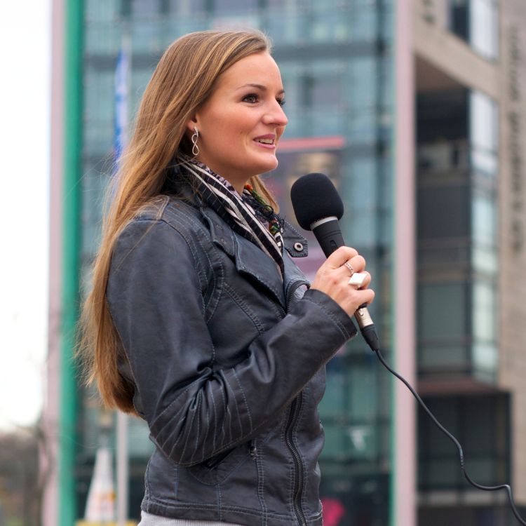 Ein Mädchen spricht in ein Mikrofon.