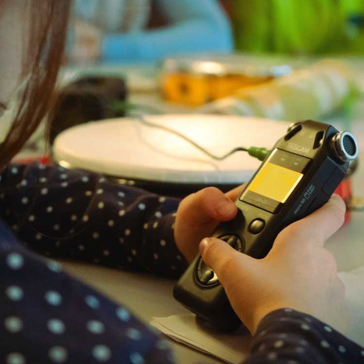 Kind nimmt Geräusche auf