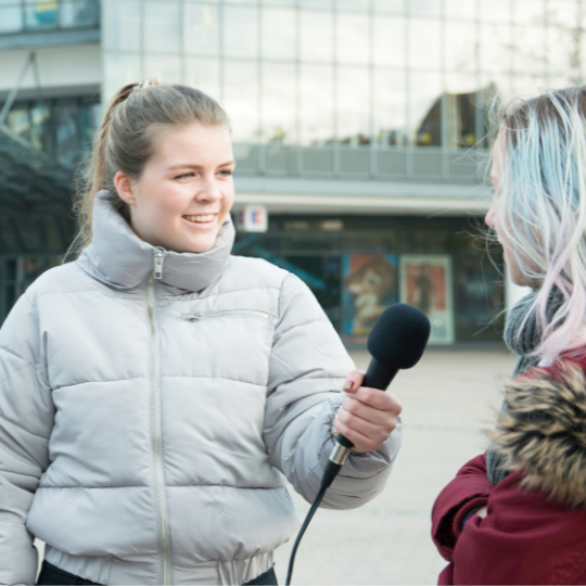 Mädchen interviewt anderen Jugendliche