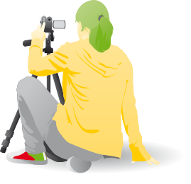 Mädchen sitzt hinter Filmkamera