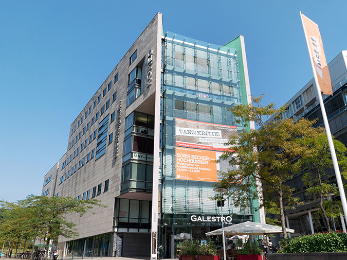 Foto von dem KOMED-Gebäude im Mediapark in Köln